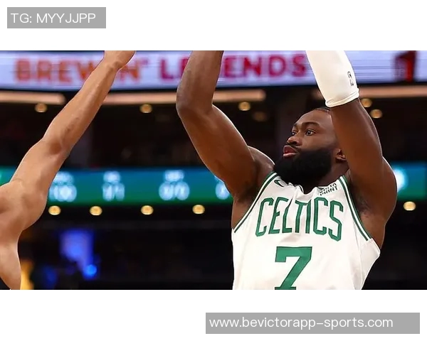 杰伦布朗轻松发挥仅用25分钟便斩获19分6篮板6助攻的精彩表现